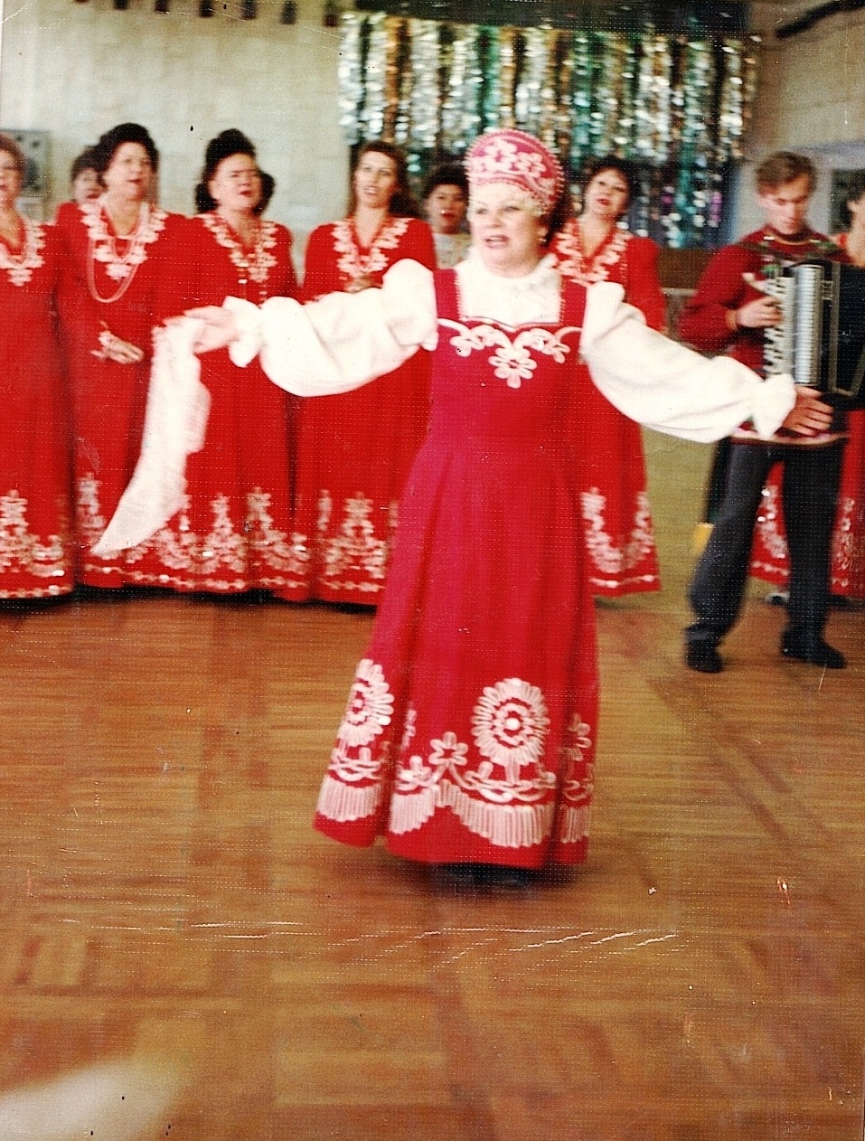 Поёт В.П.Емикова 1