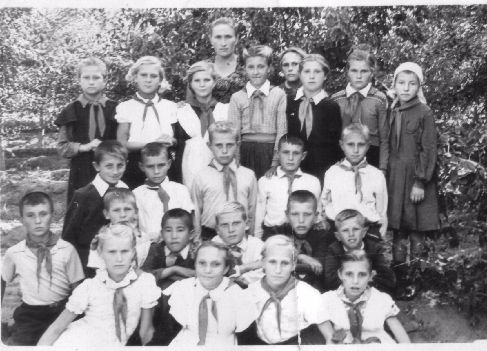 Ученики 4а класса Караваненской СШ 1960 год